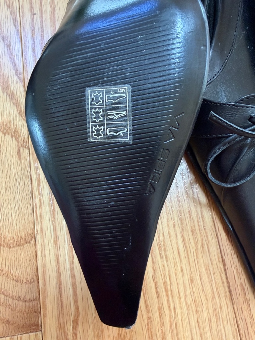 Via Spiga Women’s 8, black janie slingback pointed toe heels. - Picture 10 of 10